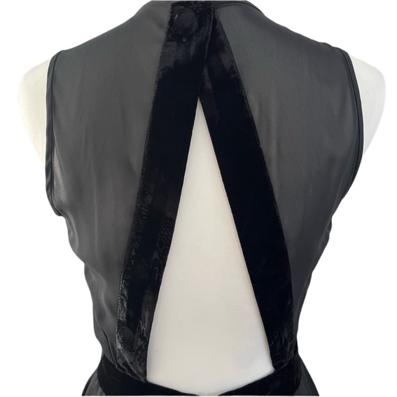 Gigi by Gillian Peek a Boo Back Black Dress Size 6 (#1982) - Picture 4 of 10